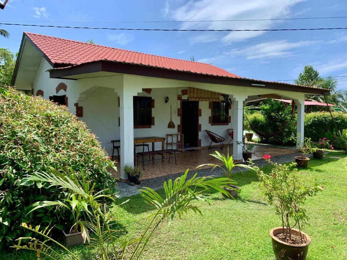 Lovely Garden Villas Пантай-Сенанг Экстерьер фото